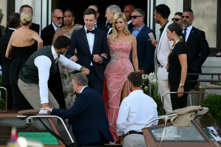 Ivanka như một bông hồng nở rộ khi đứng cạnh chồng trên bến thuyền để đến đám cưới của Bezos và Sanchez. Trong khi đó, chồng cô, Jared Kushner mặc suit và đeo nơ lịch lãm.