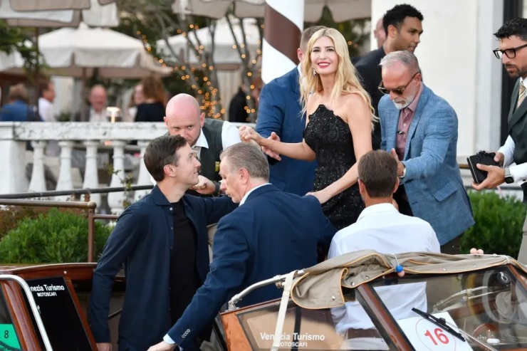 Trong khi đó, Jared Kushner mặc bộ đồ ngủ dài tay màu xanh navy, bên trong kèm theo áo phông đen.