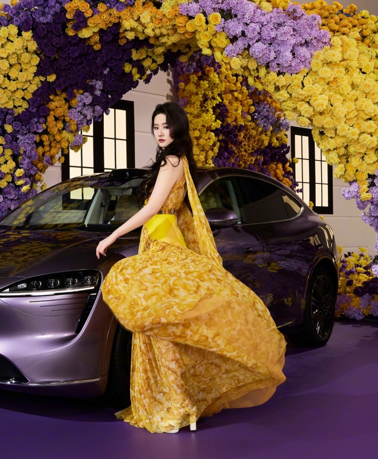 Đầm hoa xếp ly bồng bềnh, tạo điểm nhấn với lớp voan sau lưng.