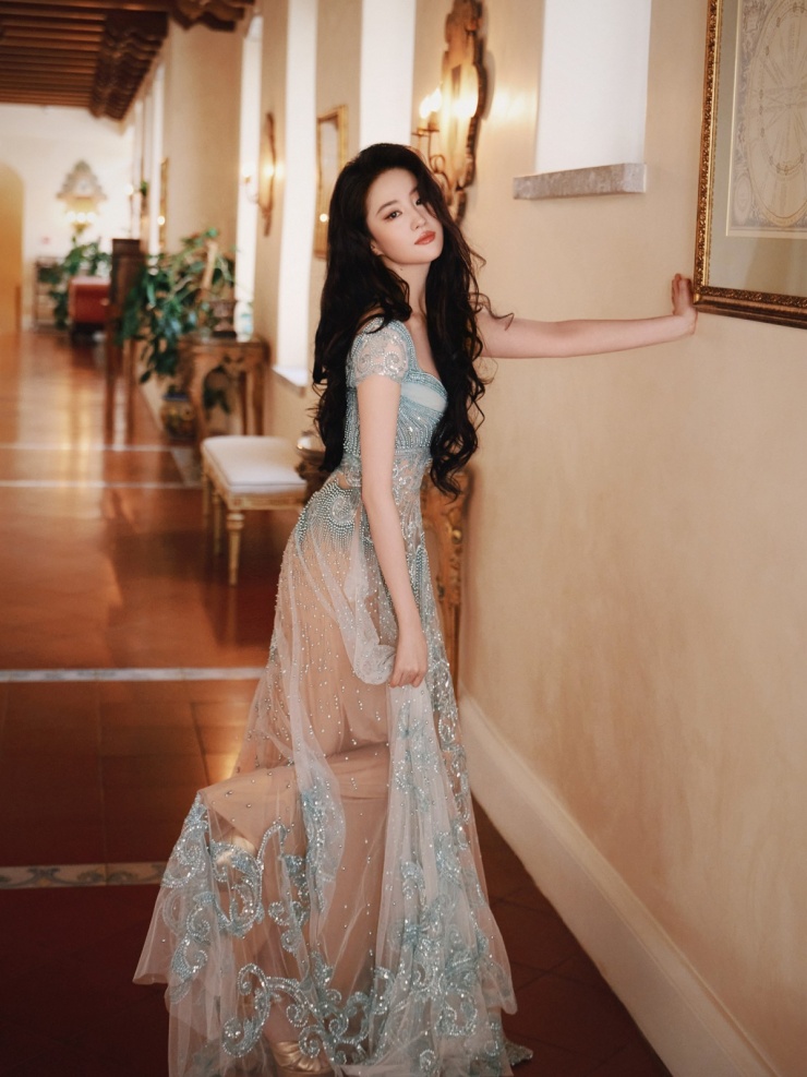 Diệc Phi trong váy áo của Georges Hobeika, dòng cao cấp.