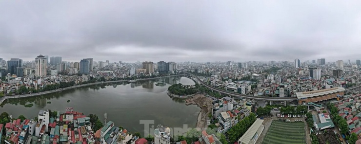 Hồ Đống Đa rộng khoảng 12,5 ha, chiều dài kè hồ 1.900 m. Phía đông và đông nam là tuyến phố Hoàng Cầu nối từ đường Láng đến Đê La Thành, chạy vòng quanh hồ là tuyến phố Đặng Tiến Đông - Mai Anh Tuấn.