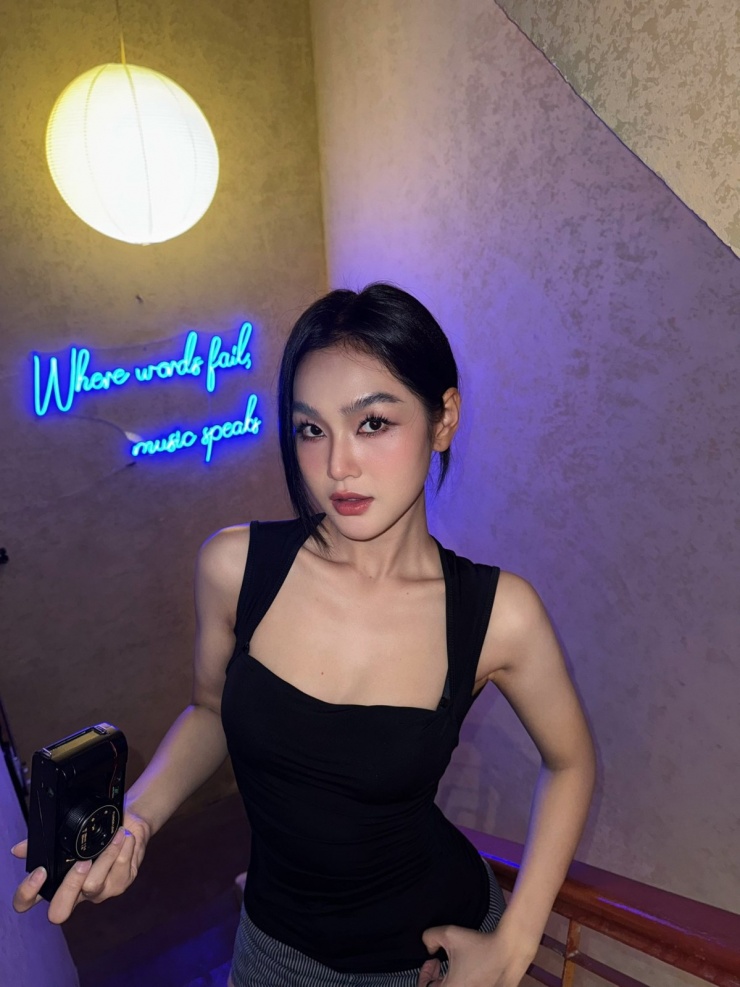 Ban đầu, Cù Thị Trà không nhận được sự ủng hộ của gia đình khi theo đuổi nghệ thuật. ''Mẹ tôi phản đối vì cho rằng làm diễn viên khổ'', cô nói. Thời điểm làm mẫu ảnh, cô tự trang trải được cuộc sống, song lúc tập trung diễn xuất, không có nhiều dự án phim, kinh tế diễn viên eo hẹp. Khi Cù Thị Trà dần tạo được dấu ấn, gia đình mới yên tâm hơn về cô.