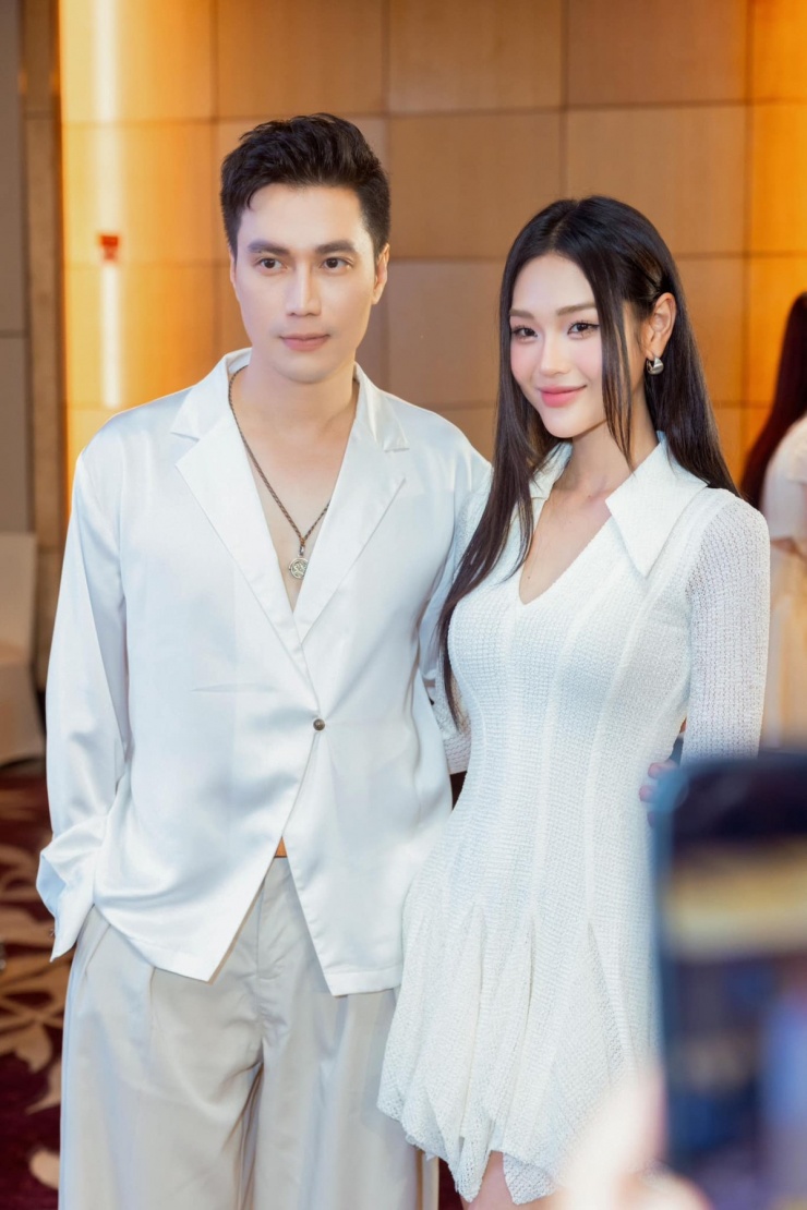 Lần đầu đóng cặp đàn anh hơn 18 tuổi, cô áp lực, sợ bản thân làm không tốt, gặp khó khăn khi thực hiện những cảnh tình cảm. Ngoài đời, họ xưng hô ''chú - cháu