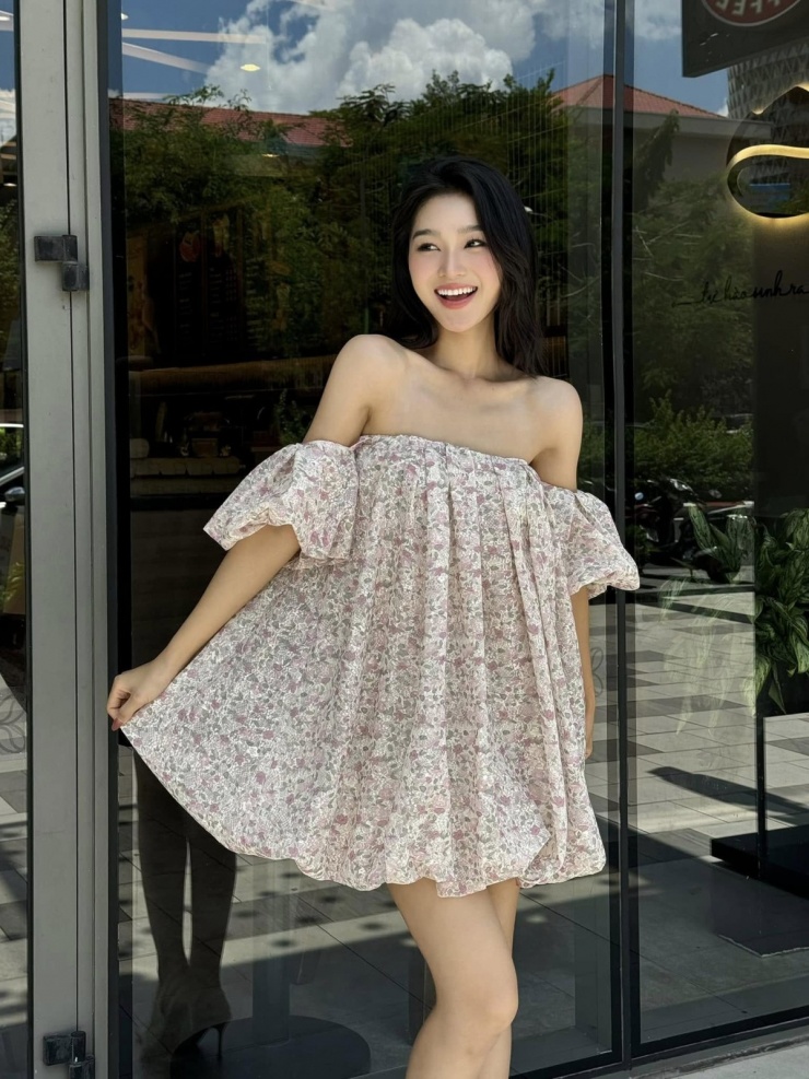 Đôi lúc, diễn viên xuất hiện với vẻ ngoài trẻ trung. Cô cao 1,68 m, số đo ba vòng 80-60-89 cm.