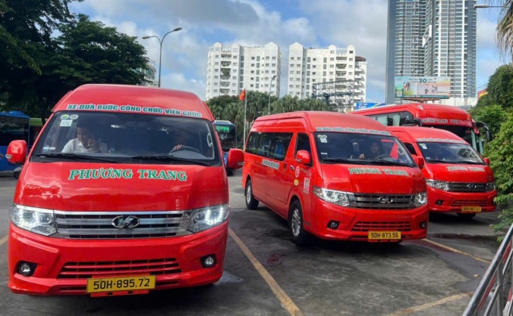 Xe đưa rước miễn phí cán bộ, công chức từ Bình Dương, Bà Rịa - Vũng Tàu lên trung tâm TPHCM làm việc. Ảnh: QH.