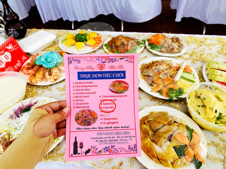 Thực đơn mâm cỗ cưới tại Vĩnh Phúc có bánh hòn. Ảnh: Mai Quỳnh Anh