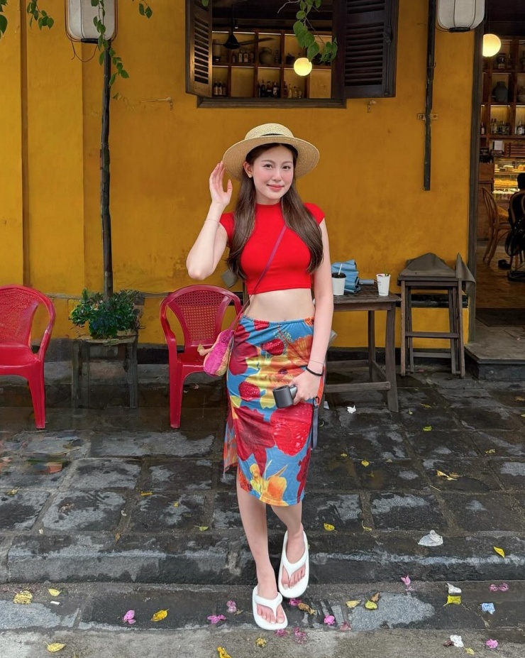 Tăng Mỹ Hàn nhận 'bão like' với loạt ảnh khoe dáng ở Hội An trong chuyến du lịch Đà Nẵng gần đây. Trên đường phố, hot girl mang đến phong cách sặc sỡ, năng động như các cô gái Thái Lan với bộ cánh tông đỏ.