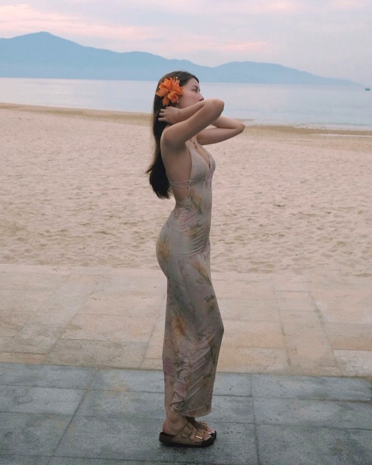 Cũng trong chuyến đi biển, hot girl gần 900 nghìn người theo dõi trên Instagram còn khoe body đồng hồ cát qua mẫu váy hai dây ôm sát thân hình, giá hơn 200 nghìn đồng.