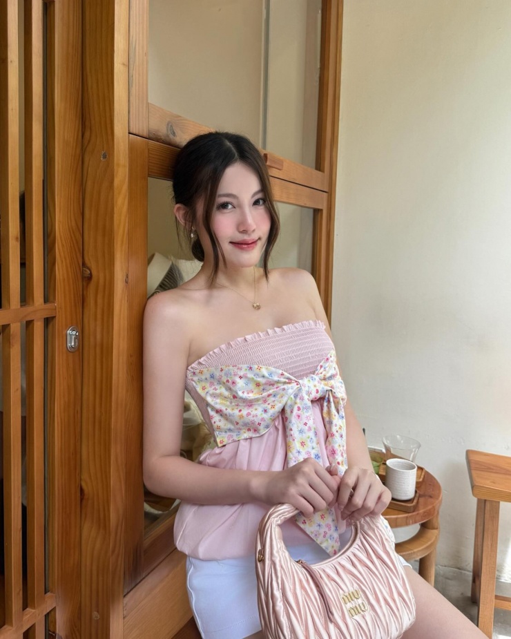 Áo ống phối hoa giá 215 nghìn đồng giúp Tăng Mỹ Hàn tôn phần xương quai xanh mảnh mai.