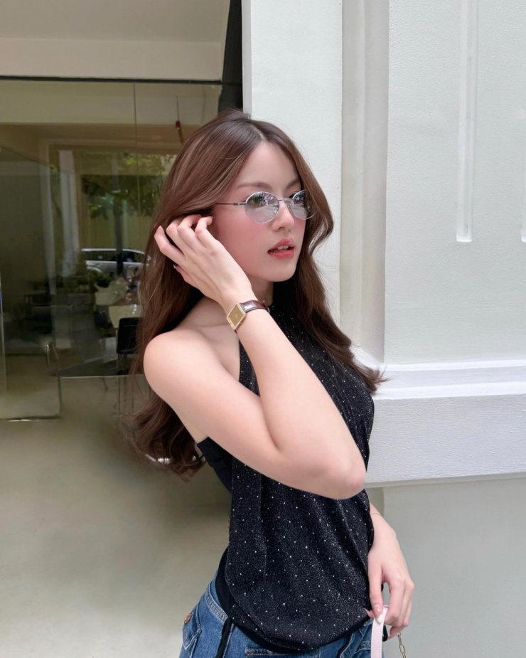 Mặc chiếc áo yếm giá gần 300 nghìn đồng, người đẹp 22 tuổi được khen 'như diện đồ hiệu'. 'Cổ mặc gì cũng xinh, cũng sang'; 'Rất thích gu phối đồ của Tăng Mỹ Hàn'; 'Người đẹp số một lòng tui'..., một số fan bình luận. Cô còn nhận được hàng trăm bình luận xin thông tin trang phục.