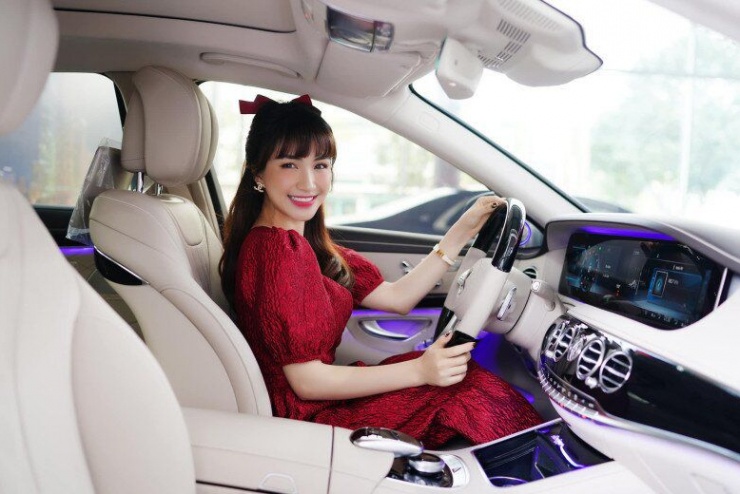 Nữ ca sĩ sở hữu nhiều bất động sản, siêu xe, hàng hiệu đắt tiền.