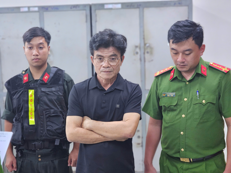 Công bố hình ảnh làm giả 70 nghìn chai dầu gió của vợ chồng doanh nhân - 1