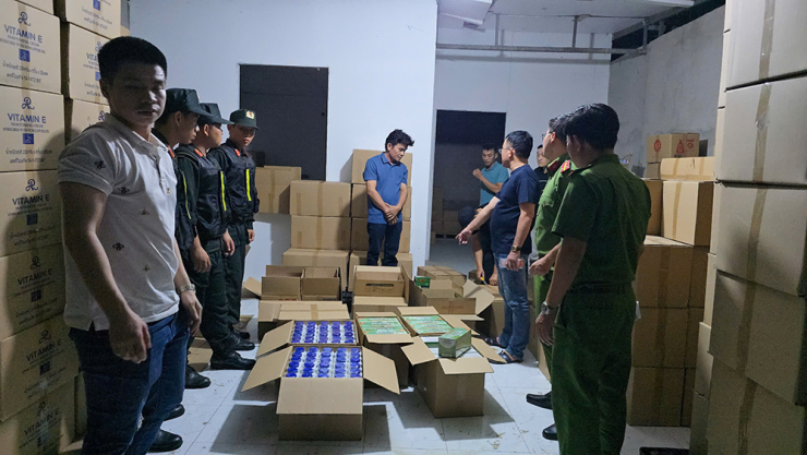 &nbsp;Công an khám xét địa điểm ở xã Xuân Thới Thượng, huyện Hóc Môn (xã Bà Điểm mới, TPHCM). Ảnh: CACC