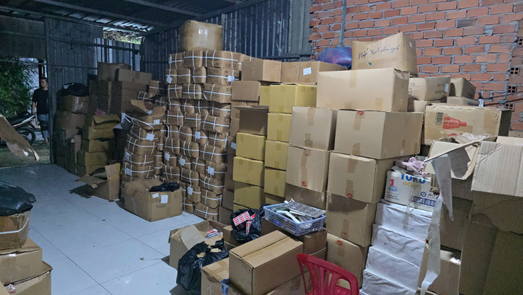 Kho chứa lượng lớn hàng giả là dầu gió các loại. Ảnh: CACC