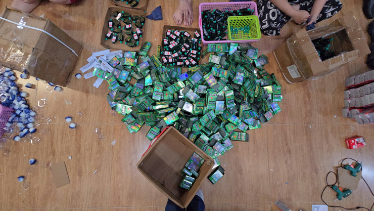 Công an thu giữ gần 70.000 chai dầu con ó giả nhãn hiệu “Eagle Brand Medicated Oil” của Singapore, tương đương giá trị hàng thật là hơn 6 tỷ đồng. Ảnh: CACC