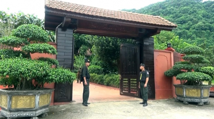 Lực lượng công an khám xét trang trại của Vi "ngộ". Ảnh: CACC