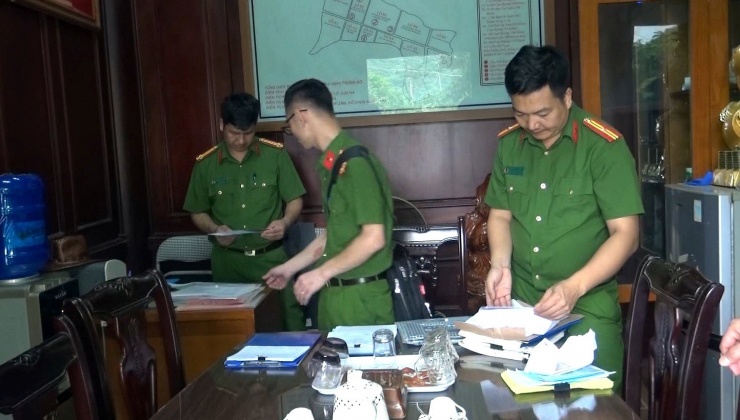 Cơ quan Công an khám xét toàn bộ nơi làm việc của Nguyễn Văn Vi. Ảnh: CACC