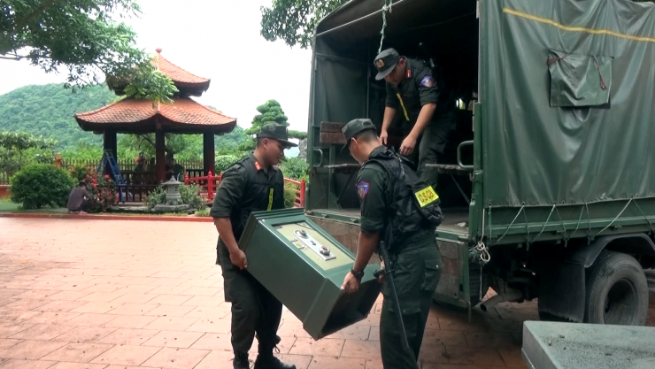 Két sắt, tài liệu được vận chuyển lên ô tô, đưa đi để phục vụ công tác điều tra. Ảnh: CACC