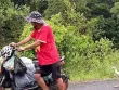 Chú ngỗng cực khôn cùng chủ đi bộ xuyên Việt, được trả ngàn đô cũng không bán