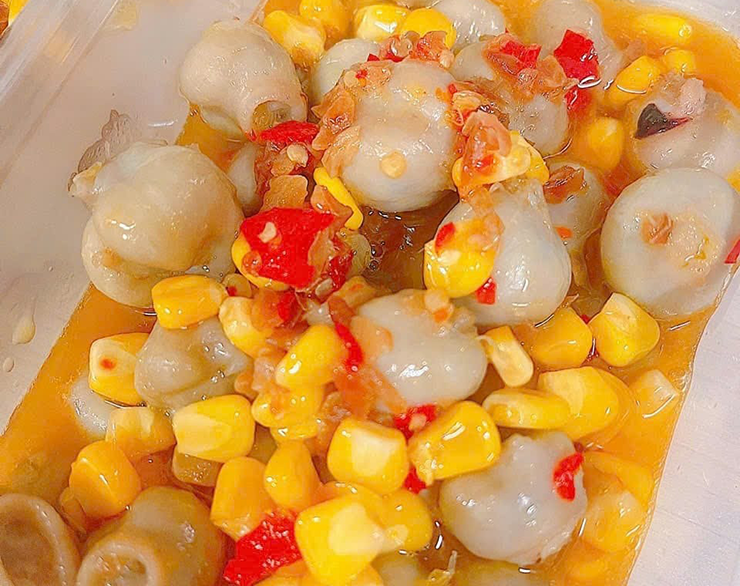 Ngoài món nướng, răng mực xào bơ tỏi, xào ngô&nbsp;cũng là lựa chọn yêu thích của nhiều thực khách. Vị béo của bơ, mùi thơm của tỏi và độ giòn của răng mực ăn kèm bánh tráng tạo nên hương vị hấp dẫn.
