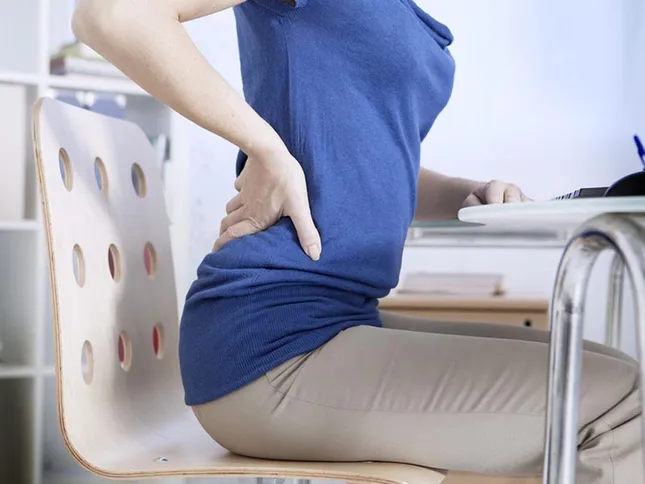 Cơn đau từ thắt lưng xuống vùng mạn dưới sườn rồi lan xuống xương chậu và cuối cùng là bụng dưới. Đây là triệu chứng do sỏi thận di chuyển gây cọ xát tổn thương đường tiết niệu. Ảnh minh họa: Internet