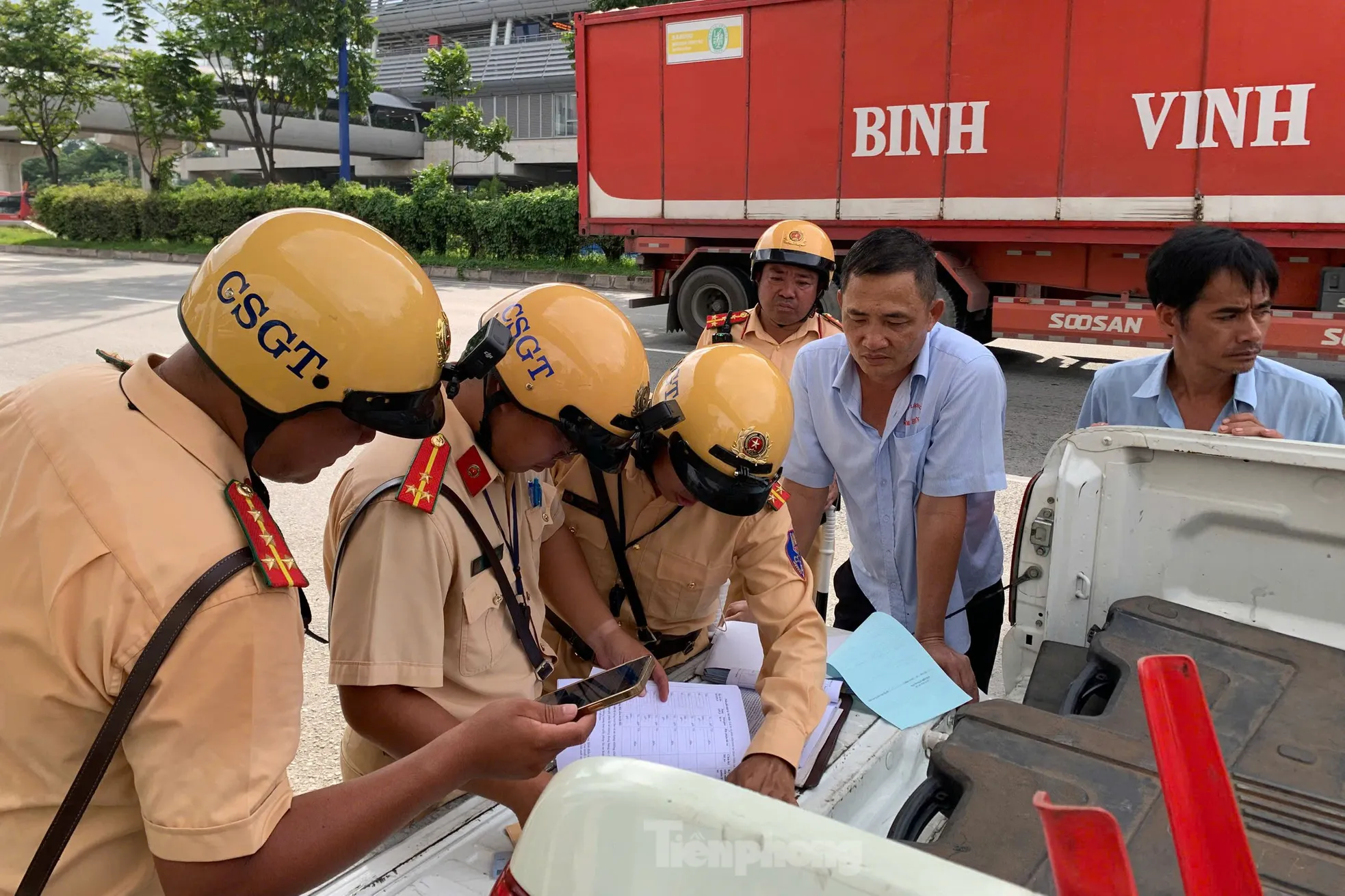 Lực lượng CSGT kiểm tra lộ trình di chuyển của một xe khách. Ảnh: Hoàng Thuận.