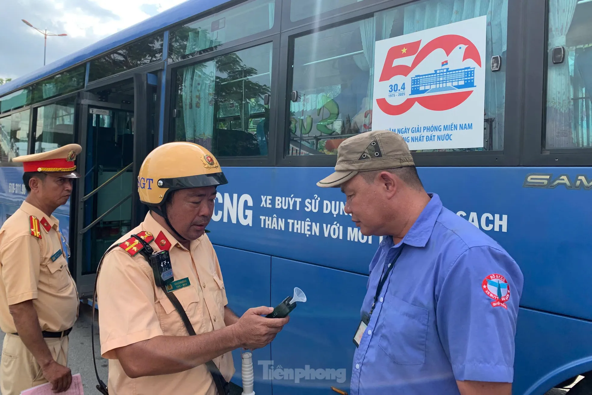 CSGT kiểm tra nồng độ cồn tài xế xe buýt. Ảnh: Hoàng Thuận.