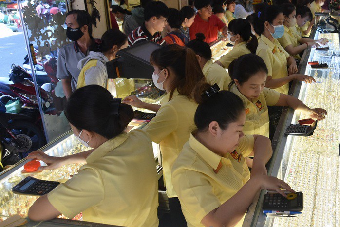 Giá vàng hôm nay tiếp tục nóng lên
