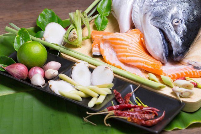 Nguyên liệu nấu canh chua cá hồi.