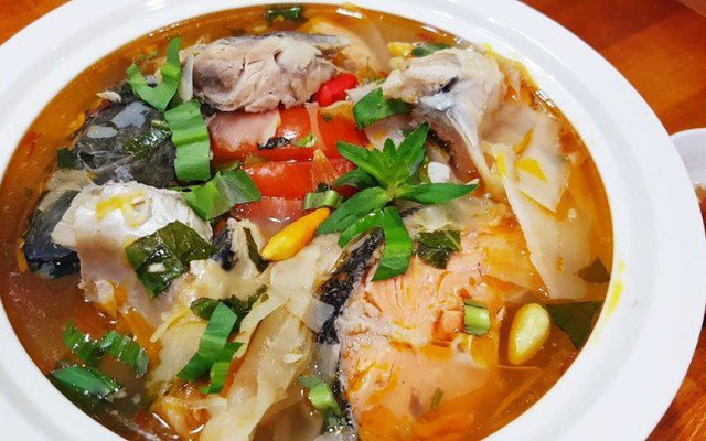 Canh chua cá hồi nên dùng lúc nóng, chấm với nước mắm có một ít ớt cắt nhỏ là ngon nhất. Vị mặn mặn, cay cay của mắm ớt rất hợp với vị ngọt của cá hồi là ngon hết ý.