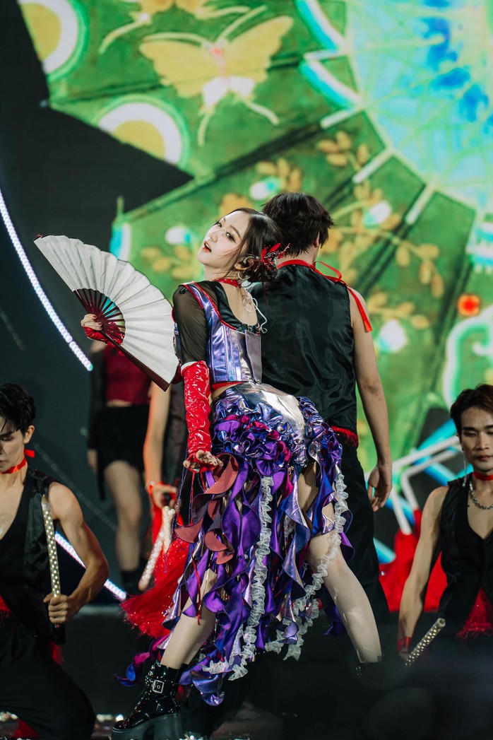 Hình ảnh Thoại Nghi từng xuất hiện tại Quảng trường Thời Đại (Times Square, New York) để lại nhiều ấn tượng với khán giả.