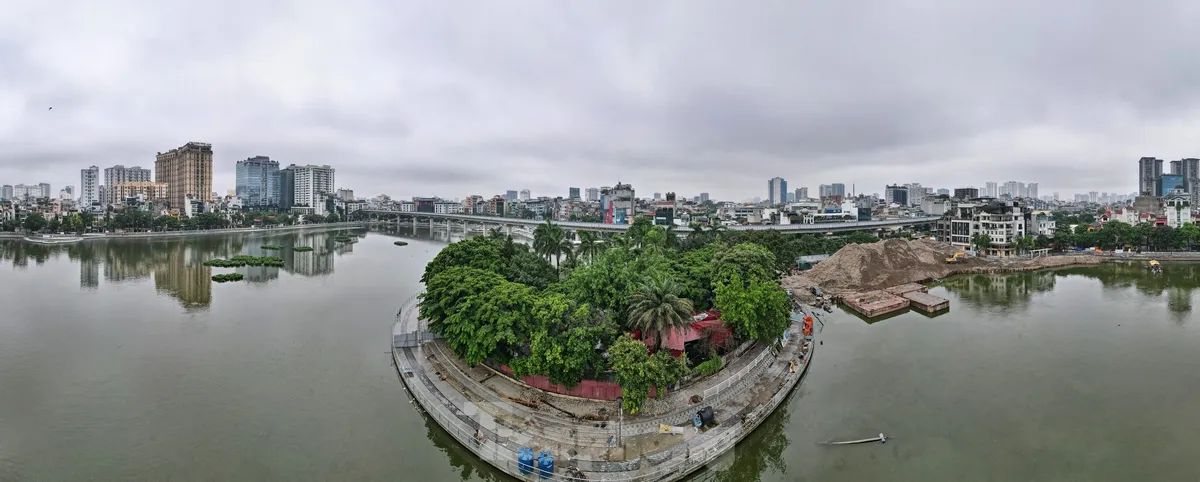 Dự án Cải tạo hồ Đống Đa được UBND TP Hà Nội cấp giấy chứng nhận đầu tư vào ngày 8/3/2010 với mục tiêu cải tạo nâng cấp khu vui chơi giải trí bán đảo hồ Đống Đa theo quy hoạch được duyệt nhằm phục vụ nhu cầu ăn uống, vui chơi giải trí của người dân. Chủ đầu tư dự án là Công ty CP đầu tư phát triển Hà Thủy với tổng giá trị dự án khoảng hơn 7,5 tỷ đồng. Chủ đầu tư được thuê đất 50 năm kể từ ngày được cấp giấy chứng nhận đầu tư.