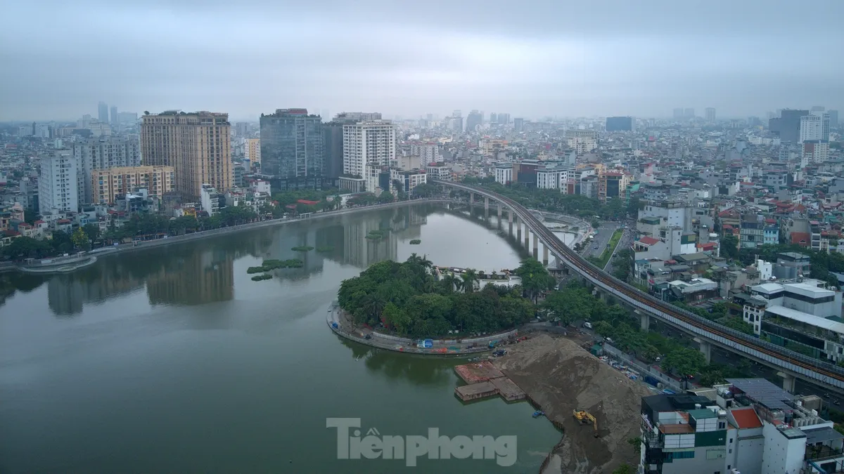 Đầu năm 2025, Sở Tài Nguyên và Môi trường Hà Nội (nay là Sở Nông nghiệp & Môi trường) ban hành hướng dẫn UBND quận Đống Đa thực hiện dự án trên. Để triển khai dự án, ngày 13/6/2025, UBND quận Đống Đa đã ban hành Thông báo số 389/TB-UBND, về việc thu hồi đất thực hiện dự án Cải tạo đồng bộ kỹ thuật, cảnh quan đô thị hồ Đống Đa gửi đến doanh nghiệp đang thuê và các cơ quan chức năng chuẩn bị bàn giao mặt bằng theo quy định pháp luật.