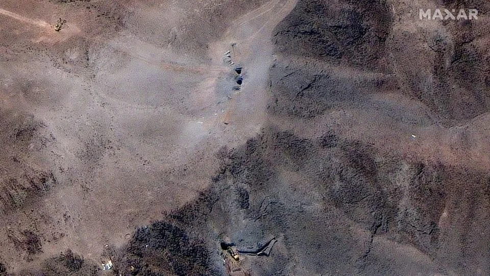 Hình ảnh vệ tinh cho thấy có hoạt động tại và gần các trục thông gió và lỗ hổng do cuộc không kích của Mỹ vào khu phức hợp làm giàu nhiên liệu Fordow gây ra vào tuần trước. Ảnh: MAXAR TECHNOLOGIES