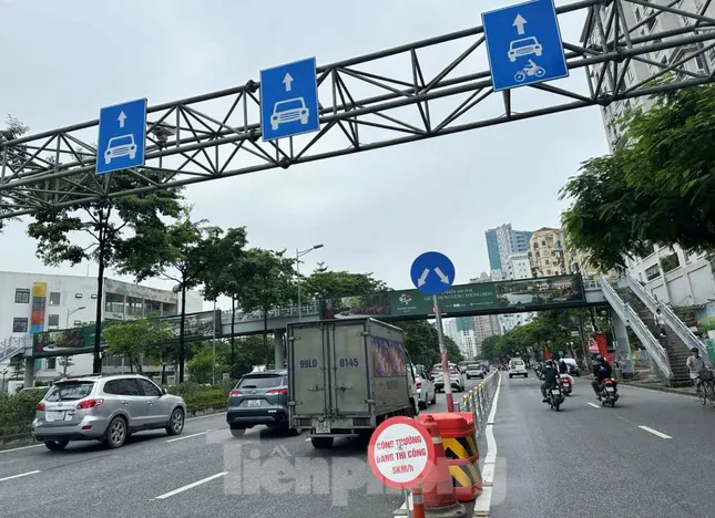 Dựng cọc và rào sắt để phân làn xe tại Hà Nội hiện nay, nhiều ý kiến cho rằng là việc làm không giống ai.