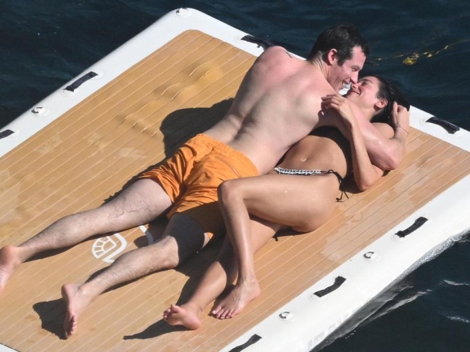 Dua Lipa và vị hôn phu tình tứ trên biển - 1