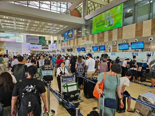 Nhu cầu đi lại bằng máy bay tăng cao, đặc biệt trong dịp hè khiến giá vé khó giảm sâu