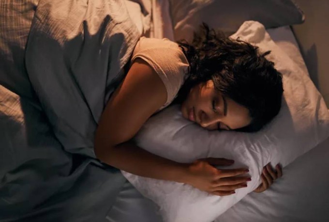 Ngủ đủ và chất lượng được coi là thói quen tốt hàng đầu giúp kéo dài tuổi thọ. Ảnh: Adene Sanchez