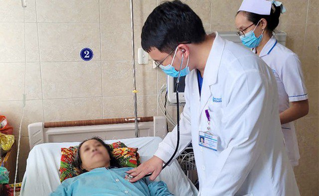 Bác sĩ thăm khám cho bệnh nhân sau phẫu thuật.