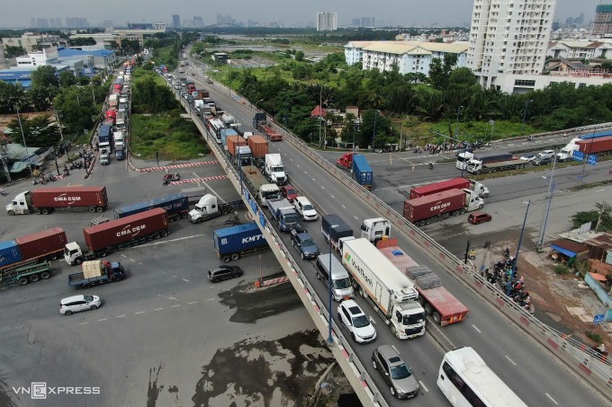 Xe ùn ứ khu vực nút giao Mỹ Thủy - cửa ngõ ra vào cảng Cát Lái ở TP HCM. Ảnh: Giang Anh