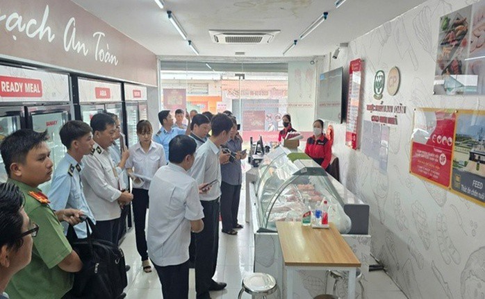 Lực lượng liên ngành của tỉnh Sóc Trăng kiểm tra cửa hàng của C.P. Việt Nam tại huyện Mỹ Xuyên vào ngày 30-5.