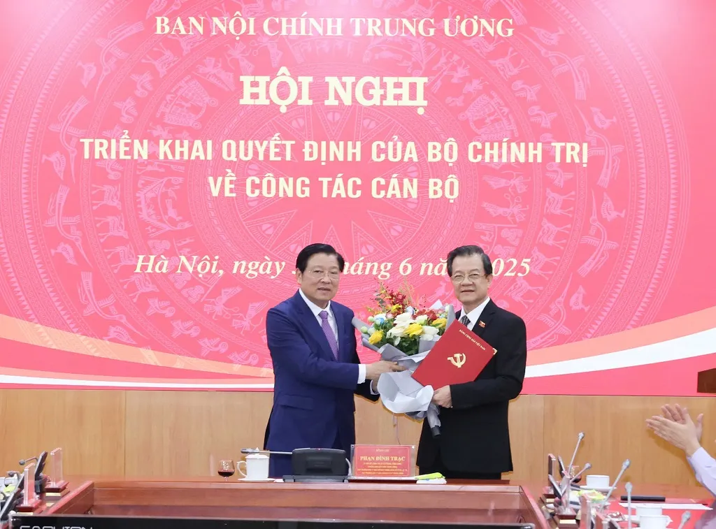 Trưởng Ban Nội chính Trung ương Phan Đình Trạc trao quyết định và tặng hoa chúc mừng ông Lê Hồng Quang.