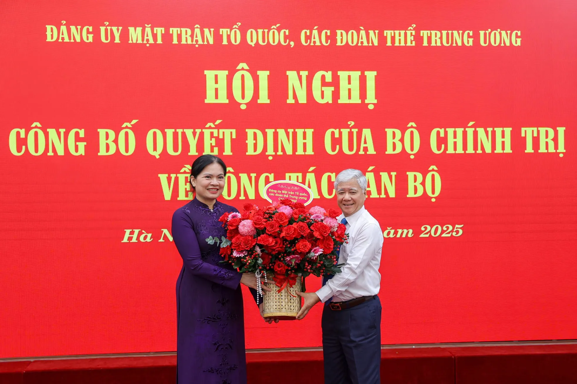 Chủ tịch Uỷ ban Trung ương MTTQ Việt Nam Đỗ Văn Chiến tặng hoa chúc mừng bà Hà Thị Nga. Ảnh: HMT.