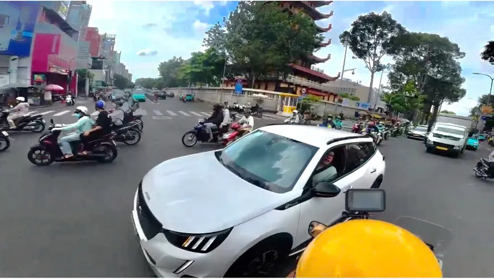 Tổ công tác thuộc Đội CSGT Bàn Cờ nhận được lời đề nghị giúp đỡ của chị Linh đang chở em gái trên đường đến bệnh viện ĐH Y Dược để cấp cứu.