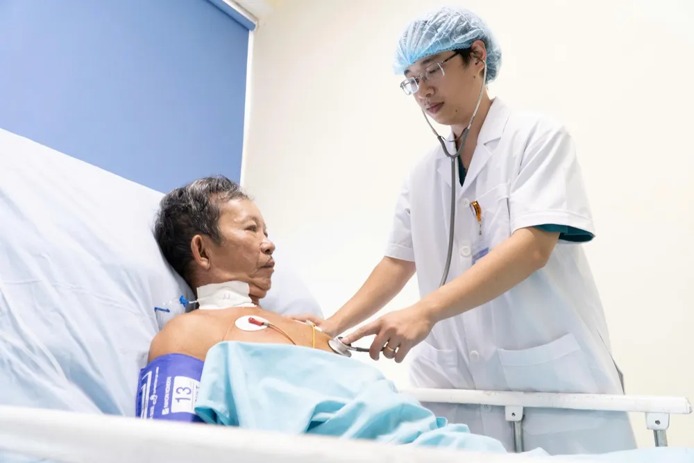 Cụ ông bị ong vò vẽ đốt 30 mũi dẫn đến sốc phản vệ được cấp cứu kịp thời. Ảnh: BV