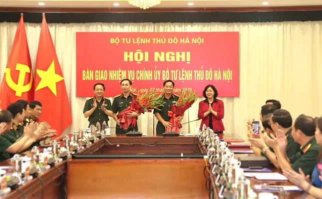 Bí thư Thành ủy Hà Nội Bùi Thị Minh Hoài và Thượng tướng Trịnh Văn Quyết, Chủ nhiệm Tổng cục Chính trị Quân đội nhân dân Việt Nam tặng hoa chúc mừng Trung tướng Trần Ngọc Tuấn và Đại tá Lưu Nam Tiến. Ảnh: Viết Thành