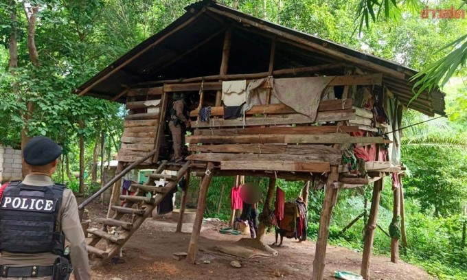 Cảnh sát và chính quyền huyện Laplae tới nhà bé Kong hôm 30/6. Ảnh: Khaosod