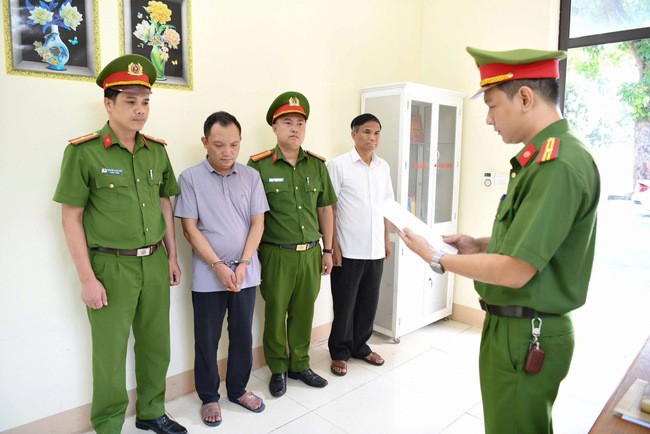 Công an tống đạt quyết định tố tụng với&nbsp;Đường Văn Thiết. Ảnh: Công an Phú Thọ