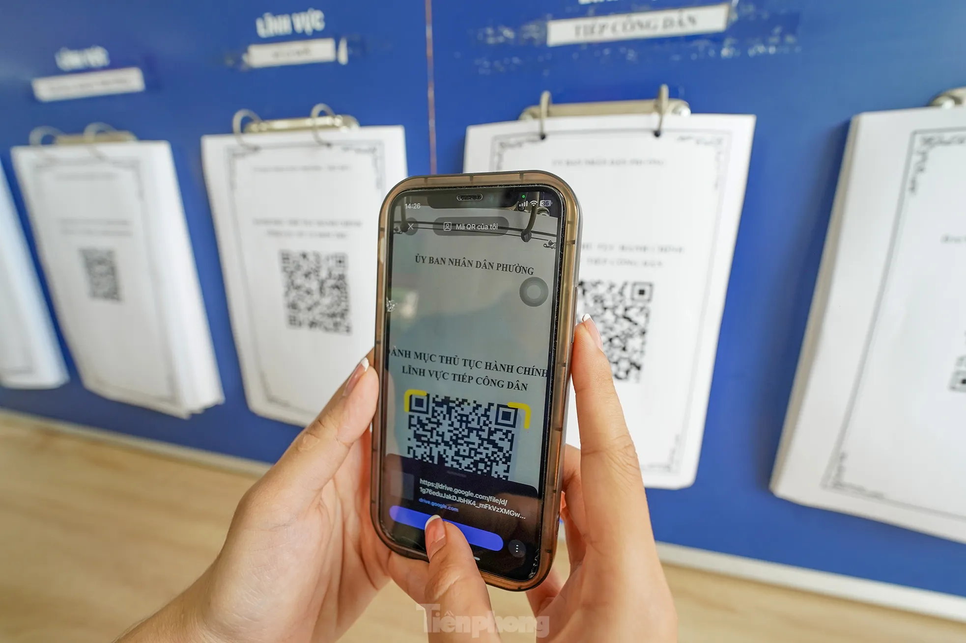 Bảng thông tin của trung tâm được số hoá với mã QR.