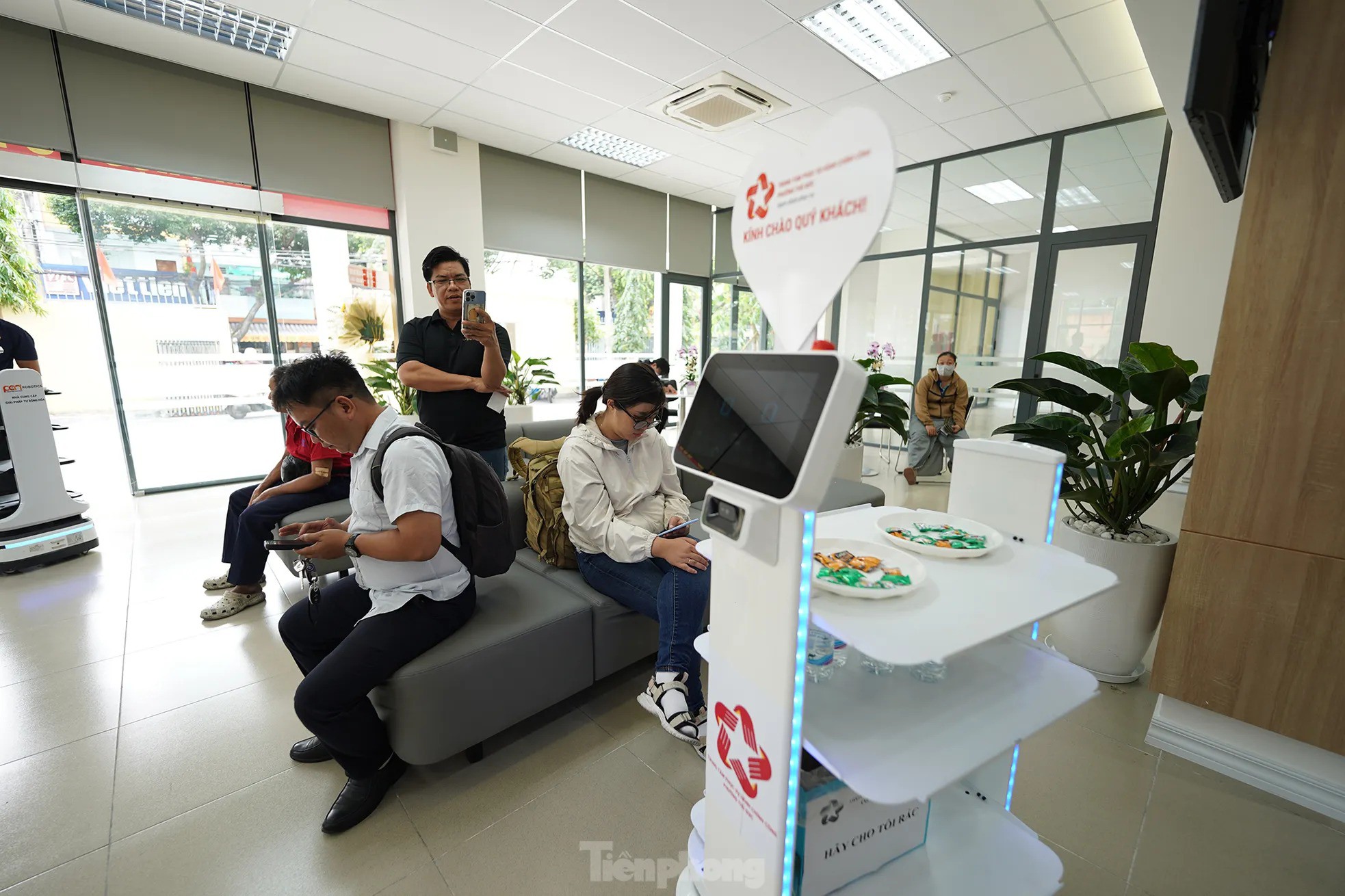 Đến phường, được robot mời nước, kẹo và đưa đi làm thủ tục - 3